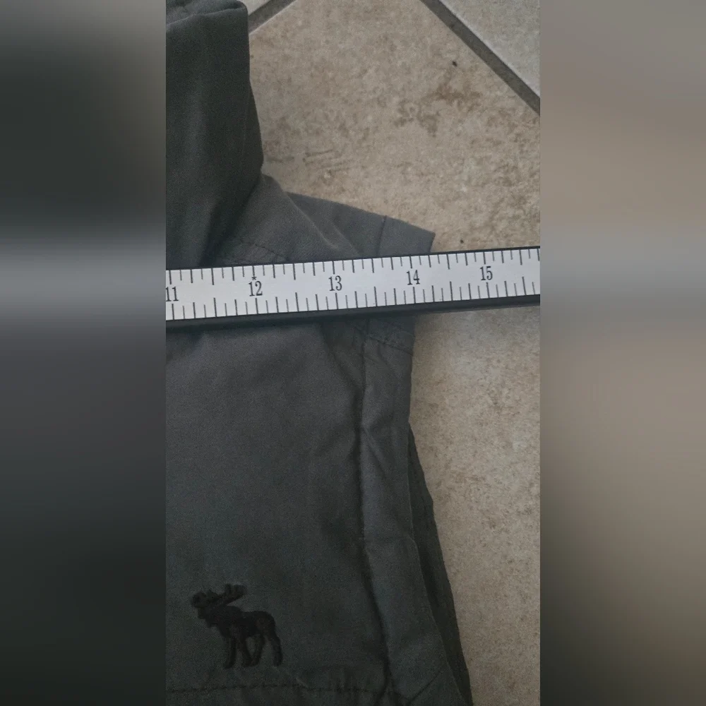 Abercrombie & Fitch Women’s Puffer Vest - Gray - Picture 6 of 8